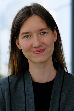 Frau  Julia Arning
